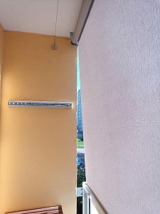 Montáž svislé markýzy s ručním ovládáním na balkon v Pardubicích